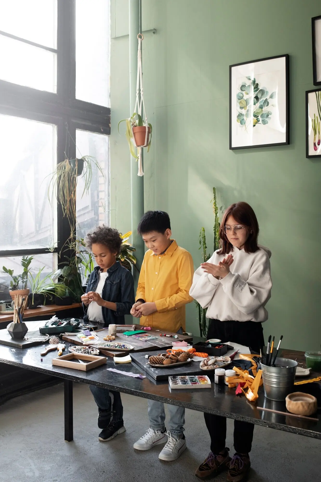 Junges Kind stellt ein DIY-Projekt aus upgecycelten Materialien her.